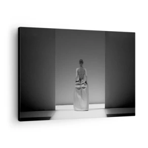 Quadro su tela - Stampe su Tela - Un dipinto in bianco e nero con una scena minimalista di una donna in uno spazio geometrico. - 70x50cm - Semplicità raffinata - Decorazione murale moderna per soggiorno e camera da letto ARTTOR