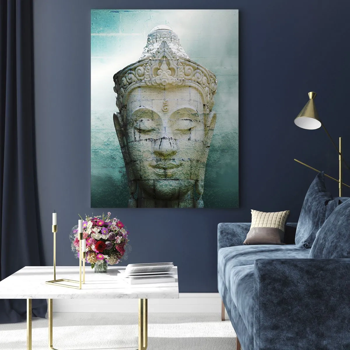 Quadro su vetro - Statua del Buddha con una leggera nebbia su uno sfondo verde - 80x120cm - Cercando la luce - Decorazione murale moderna per soggiorno e camera da letto ARTTOR