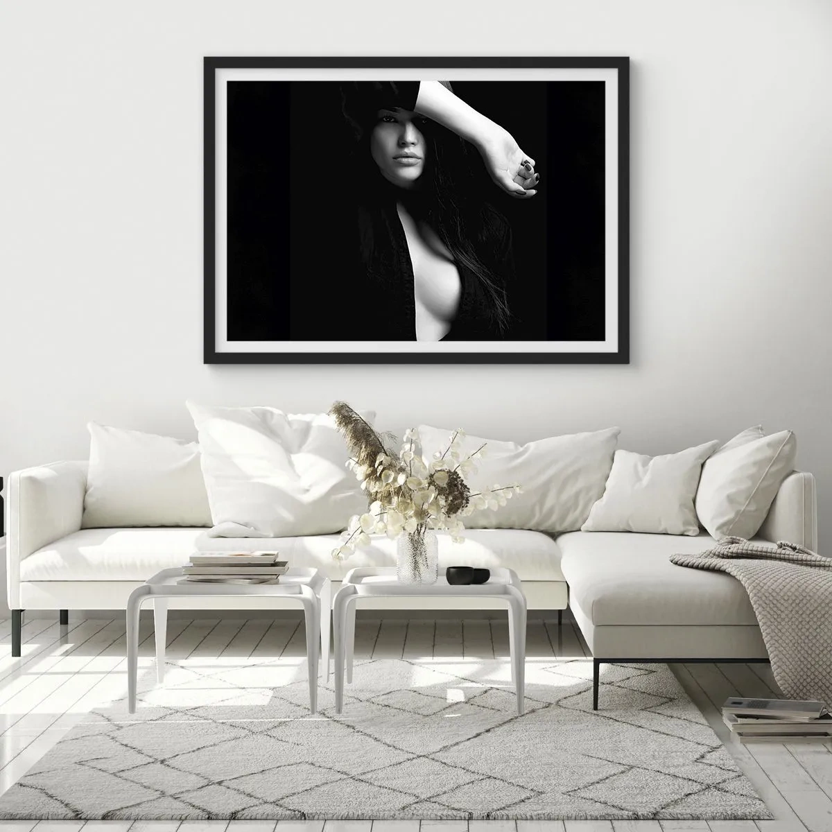 Poster in cornice nera - Ritratto elegante di una donna in bianco e nero - 70x50cm - Scuola di seduzione - Decorazione murale moderna per soggiorno e camera da letto ARTTOR
