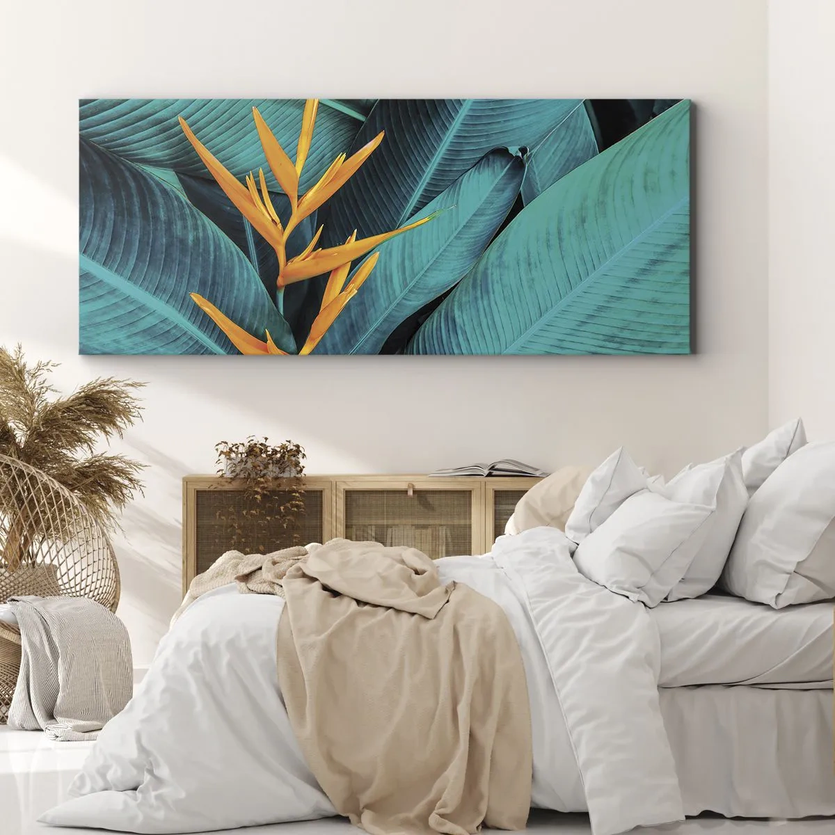 Quadro su tela - Stampe su Tela - Un fiore esotico su uno sfondo di foglie di banano in tonalità turchesi. - 140x50cm - Il fiore dell'Eden - Decorazione murale moderna per soggiorno e camera da letto ARTTOR