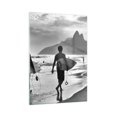 Quadro su vetro - Surfisti sulla spiaggia con tavole, composizione in bianco e nero - 50x70cm - Samba su un'unica onda - Decorazione murale moderna per soggiorno e camera da letto ARTTOR