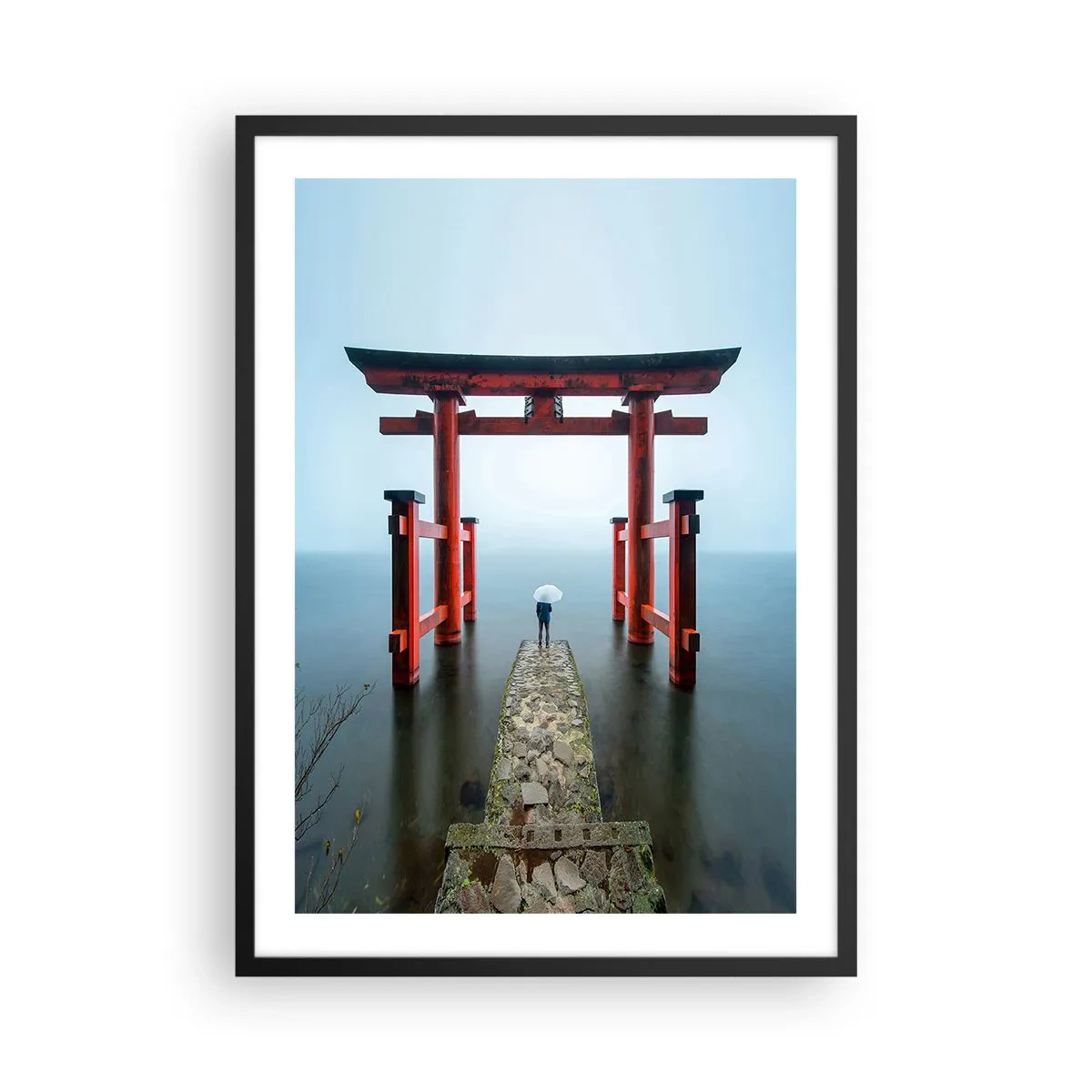 Poster in cornice nera - Torii rosso sullo sfondo di acqua calma e cielo - 50x70cm - Meditazione giapponese - Decorazione murale moderna per soggiorno e camera da letto ARTTOR