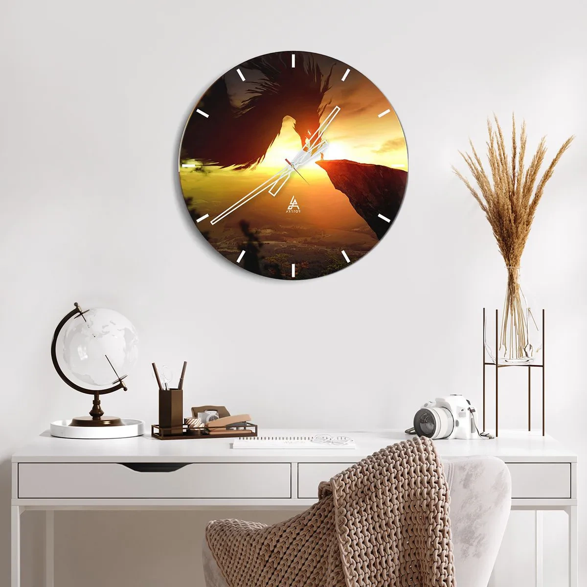 Orologio da parete - Orologio in Vetro - Un guerriero su una scogliera che affronta un enorme drago al tramonto - 30x30cm - Il cacciatore di draghi - Decorazione murale moderna per soggiorno, cucina e camera da letto ARTTOR