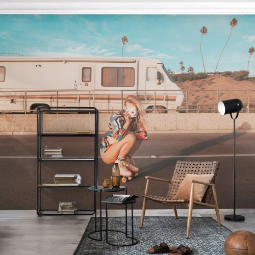 Fotomurale su misura Premium Canvas - Sorridi per favore! - Paesaggio, Camper, Donna