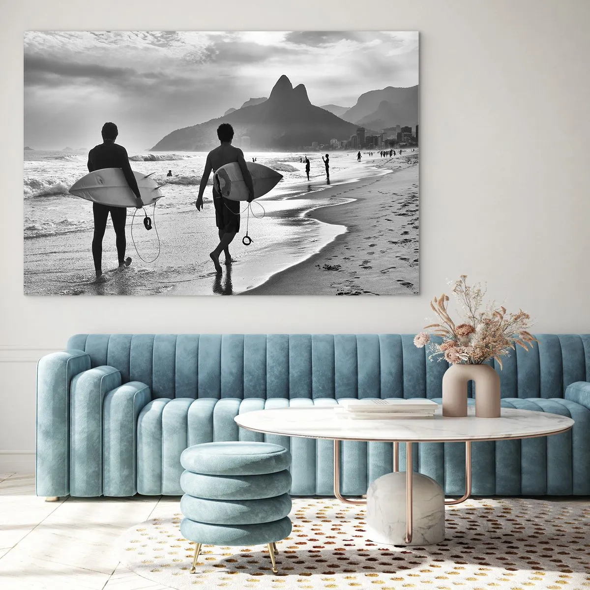 Quadro su vetro - Surfisti sulla spiaggia con tavole, composizione in bianco e nero - 100x70cm - Samba su un'unica onda - Decorazione murale moderna per soggiorno e camera da letto ARTTOR
