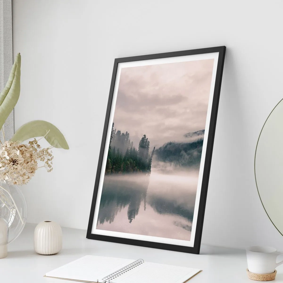 Poster in cornice nera - Una foresta nebbiosa riflessa nella calma superficie del lago - 50x70cm - Riflettendo nella nebbia - Decorazione murale moderna per soggiorno e camera da letto ARTTOR
