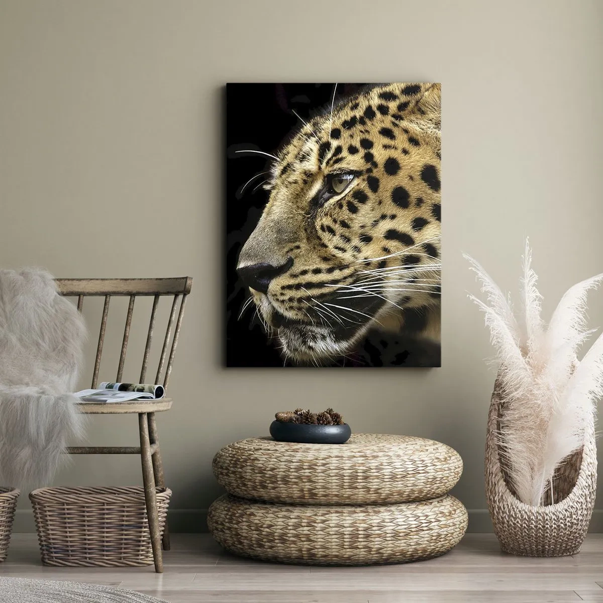 Quadro su tela - Stampe su Tela - Primo piano della testa di un leopardo su uno sfondo nero - 50x70cm - Calmo, concentrato, pronto - Decorazione murale moderna per soggiorno e camera da letto ARTTOR