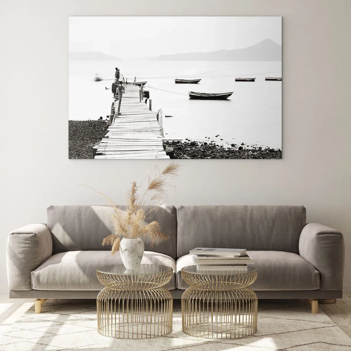 Quadro su vetro - Vista in bianco e nero di un molo di legno su un lago - 120x80cm - Sull'acqua silenziosa e pura - Decorazione murale moderna per soggiorno e camera da letto ARTTOR