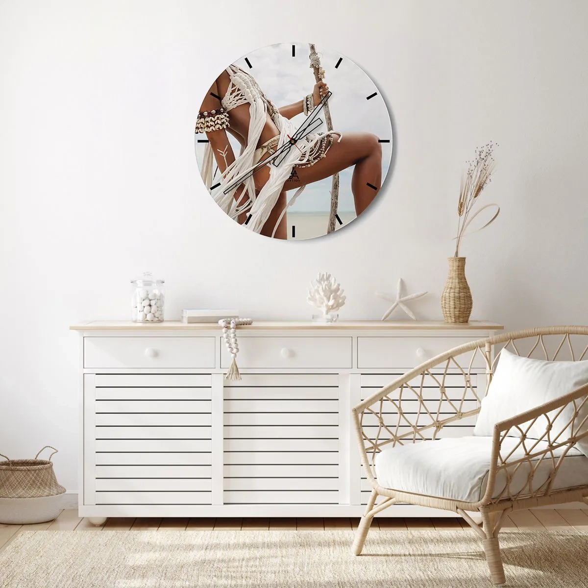 Orologio da parete - Orologio in Vetro - Una figura stilizzata con gioielli etnici su uno sfondo di spiaggia. - 30x30cm - La sacerdotessa del sole - Decorazione murale moderna per soggiorno, cucina e camera da letto ARTTOR