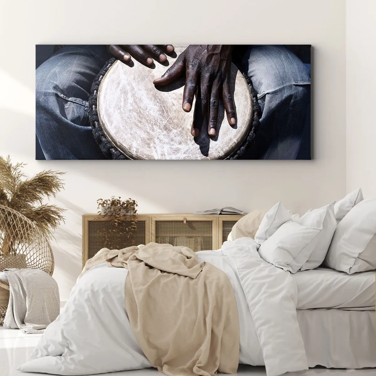 Quadro su tela - Stampe su Tela - Mani che suonano un tamburo djembe in una composizione dinamica - 140x50cm - Vivi al tuo ritmo - Decorazione murale moderna per soggiorno e camera da letto ARTTOR
