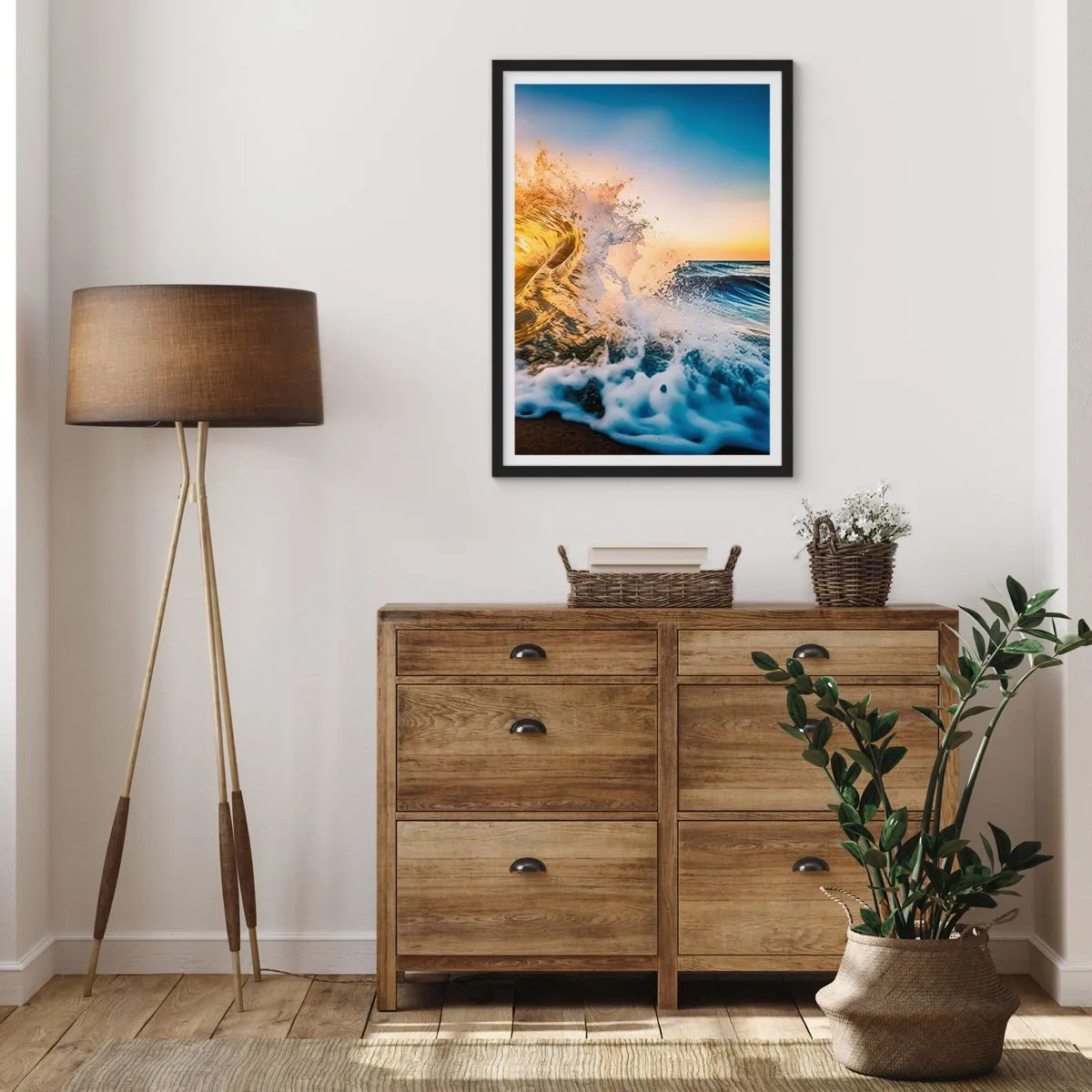 Poster in cornice nera - Un'onda marina dinamica che si infrange sulla riva al tramonto - 50x70cm - Gioco sulla sabbia - Decorazione murale moderna per soggiorno e camera da letto ARTTOR