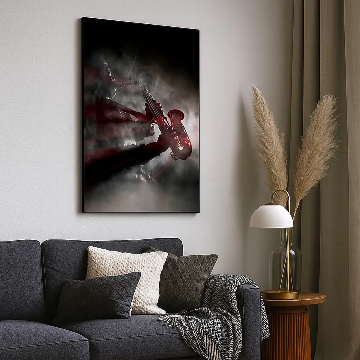 Quadro su tela - Stampe su Tela - Sassofonista in fumo sul palco in un suggestivo abito nero e rosso - 50x70cm - Nei fumi del jazz - Decorazione murale moderna per soggiorno e camera da letto ARTTOR