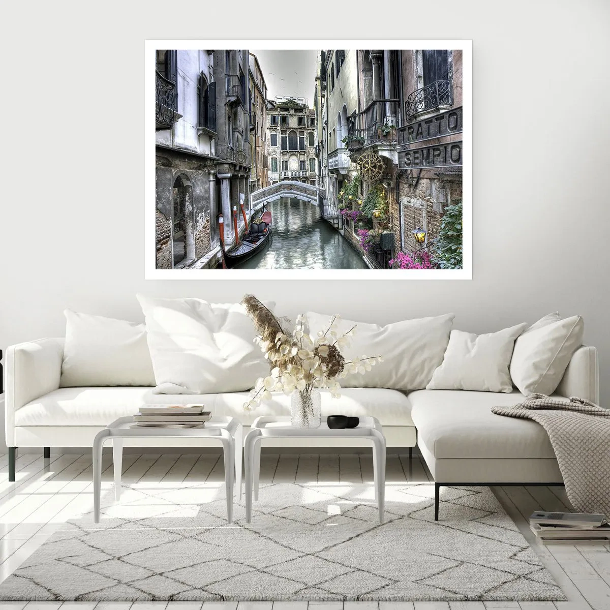Poster - Canale veneziano con gondola e ponte di pietra - 100x70cm - Da secoli in silenziosa riflessione - Decorazione murale moderna per soggiorno e camera da letto ARTTOR
