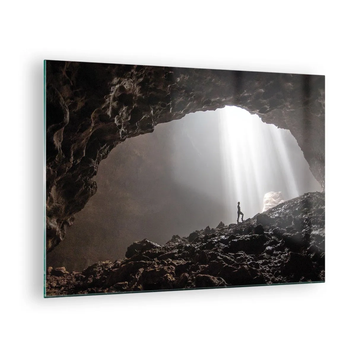 Quadro su vetro - Una figura in una grotta illuminata da raggi di luce, circondata da rocce scure - 70x50cm - Grotta luminosa - Decorazione murale moderna per soggiorno e camera da letto ARTTOR