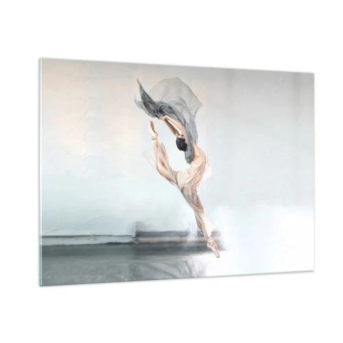 Quadro su vetro - Una ballerina esegue un salto dinamico in una luce soffusa. - 100x70cm - Nell'estasi della danza - Decorazione murale moderna per soggiorno e camera da letto ARTTOR