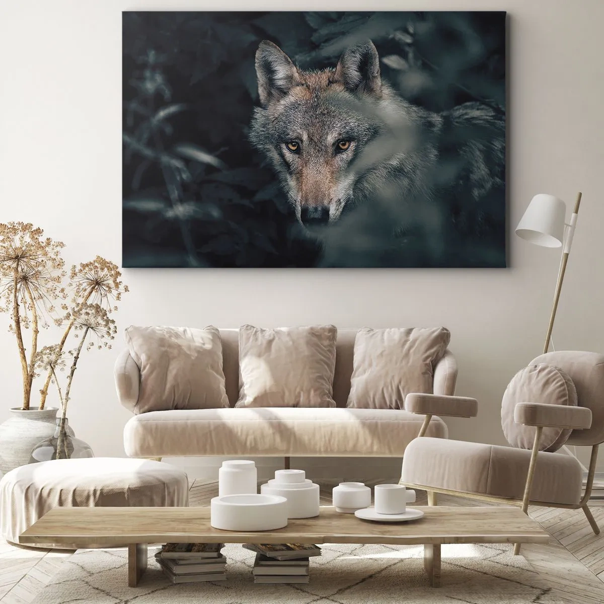 Quadro su tela - Stampe su Tela - Un lupo nel suo ambiente naturale, che osserva dalle profondità della foresta. - 100x70cm - Cacciatore - Decorazione murale moderna per soggiorno e camera da letto ARTTOR