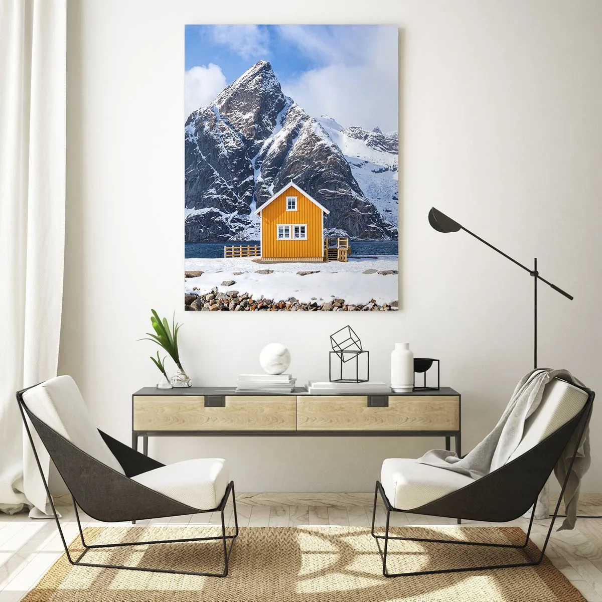 Quadro su vetro - Una casa gialla sullo sfondo delle montagne innevate e del mare - 70x100cm - Vacanze scandinave - Decorazione murale moderna per soggiorno e camera da letto ARTTOR