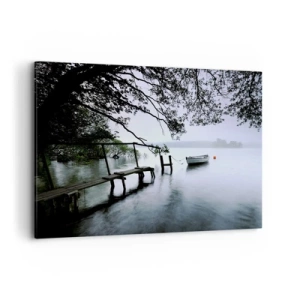 Quadro su tela - Stampe su Tela - Un molo sull'acqua con una barca sullo sfondo circondata da un paesaggio nebbioso - 120x80cm - E già ti riposi - Decorazione murale moderna per soggiorno e camera da letto ARTTOR
