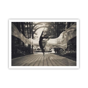 Poster - Una ballerina con un abito svolazzante esegue un salto sullo sfondo di un giardino bianco e nero. - 100x70cm - La danza dello spirito del giardino - Decorazione murale moderna per soggiorno e camera da letto ARTTOR