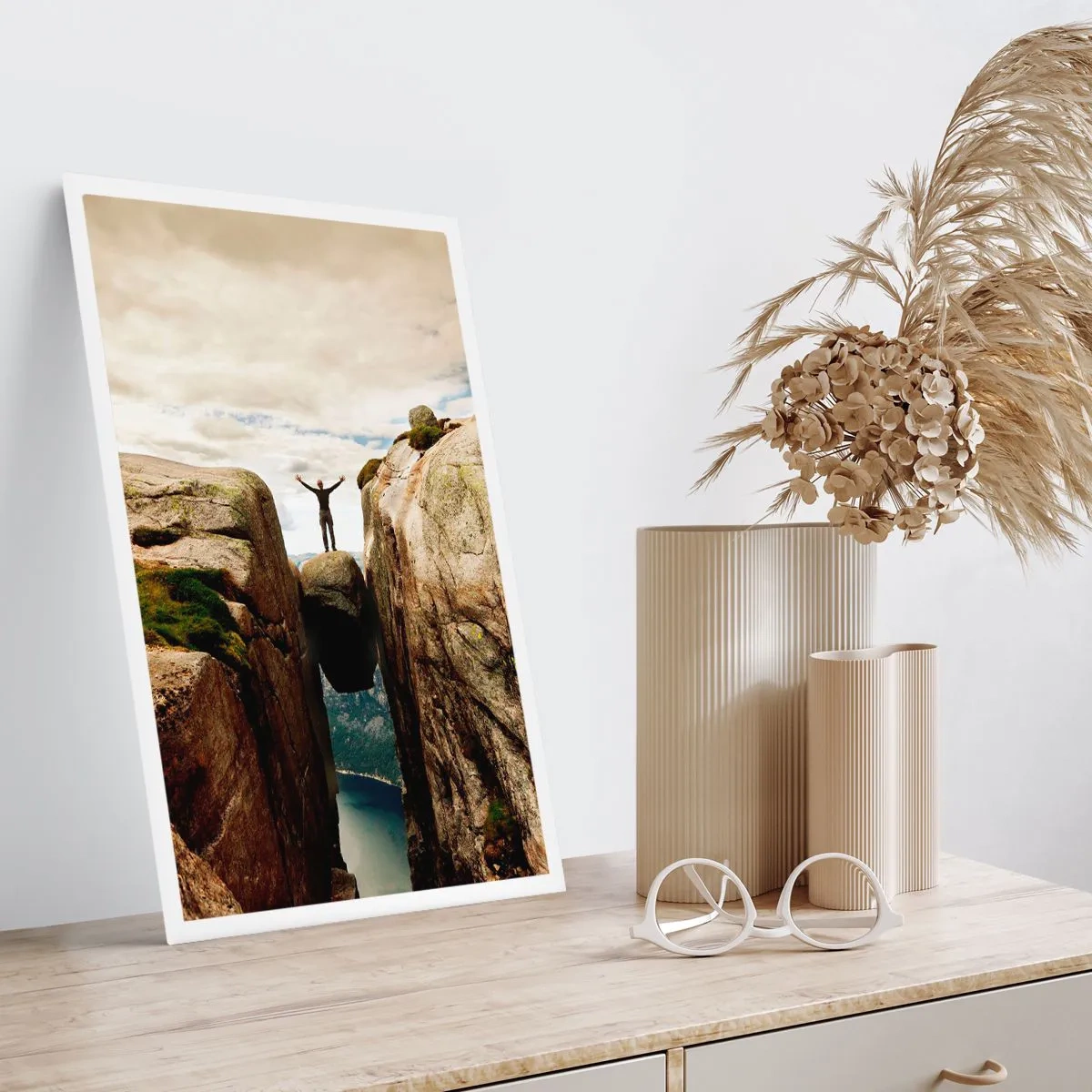 Poster - Un uomo in piedi su una roccia sospesa tra le scogliere - 50x70cm - Come ti senti? - Decorazione murale moderna per soggiorno e camera da letto ARTTOR