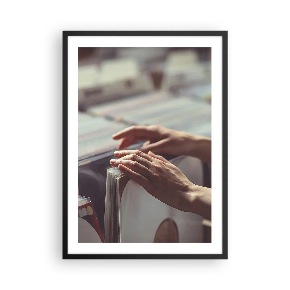 Poster in cornice nera - Mani che sfogliano dischi in vinile in un negozio di musica - 50x70cm - Alla ricerca di emozioni - Decorazione murale moderna per soggiorno e camera da letto ARTTOR
