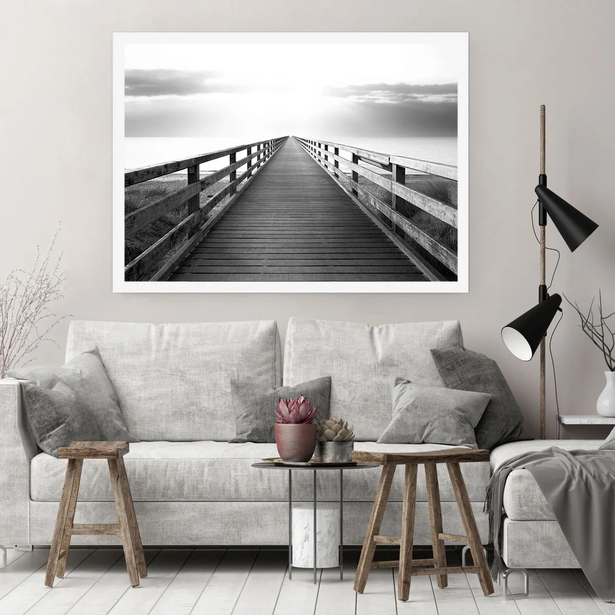 Poster - Un'immagine in bianco e nero di un molo di legno che conduce verso l'orizzonte. - 100x70cm - Sempre più lontano - Decorazione murale moderna per soggiorno e camera da letto ARTTOR