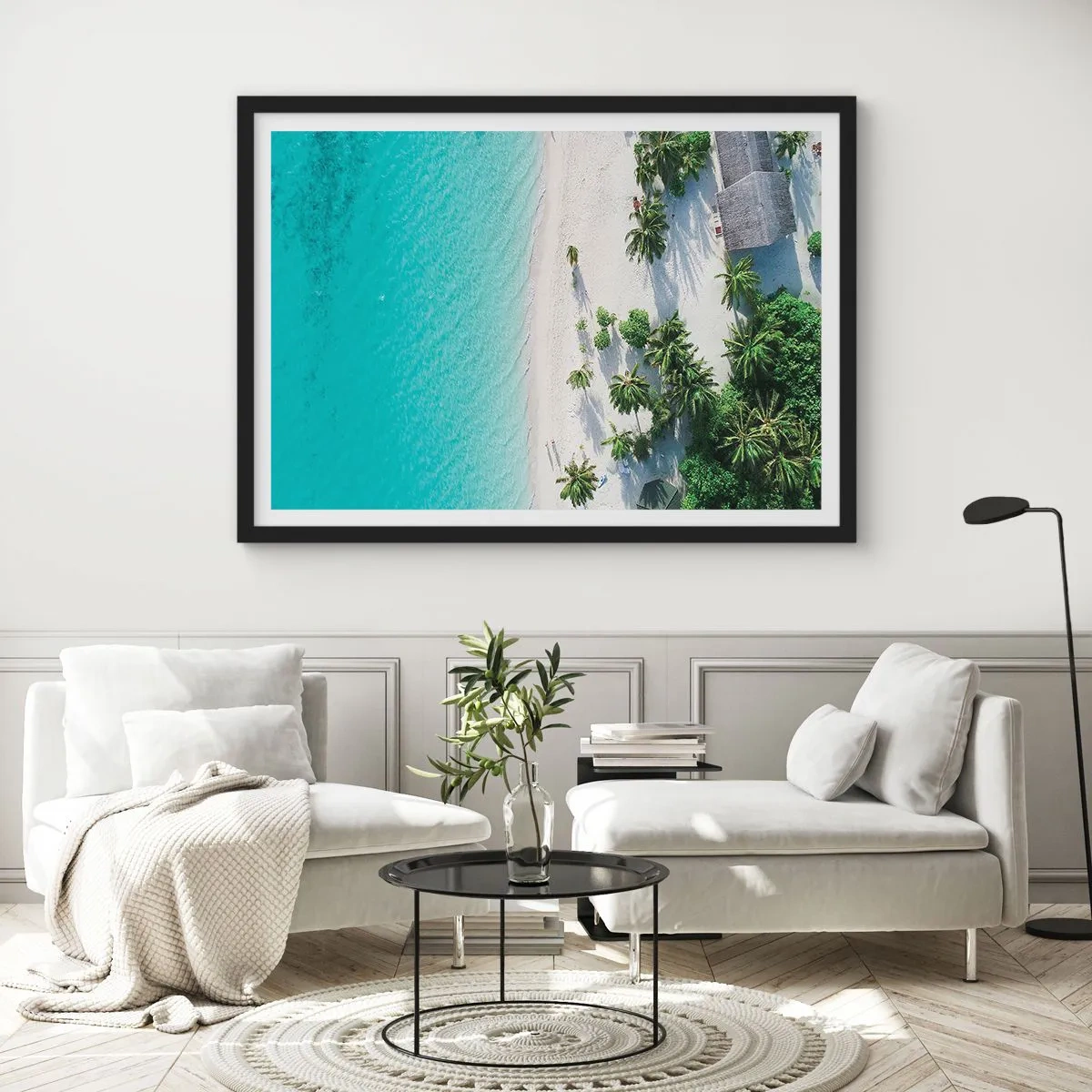 Poster in cornice nera - Una vista a volo d'uccello di una spiaggia tropicale con acqua turchese e palme - 70x50cm - Vacanze in paradiso - Decorazione murale moderna per soggiorno e camera da letto ARTTOR