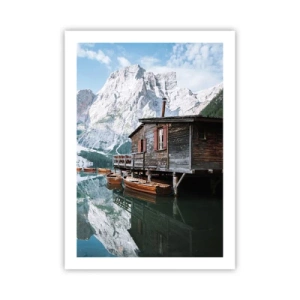 Poster - Casa di legno su un lago di montagna - 50x70cm - Mattina cristallina sui monti - Decorazione murale moderna per soggiorno e camera da letto ARTTOR