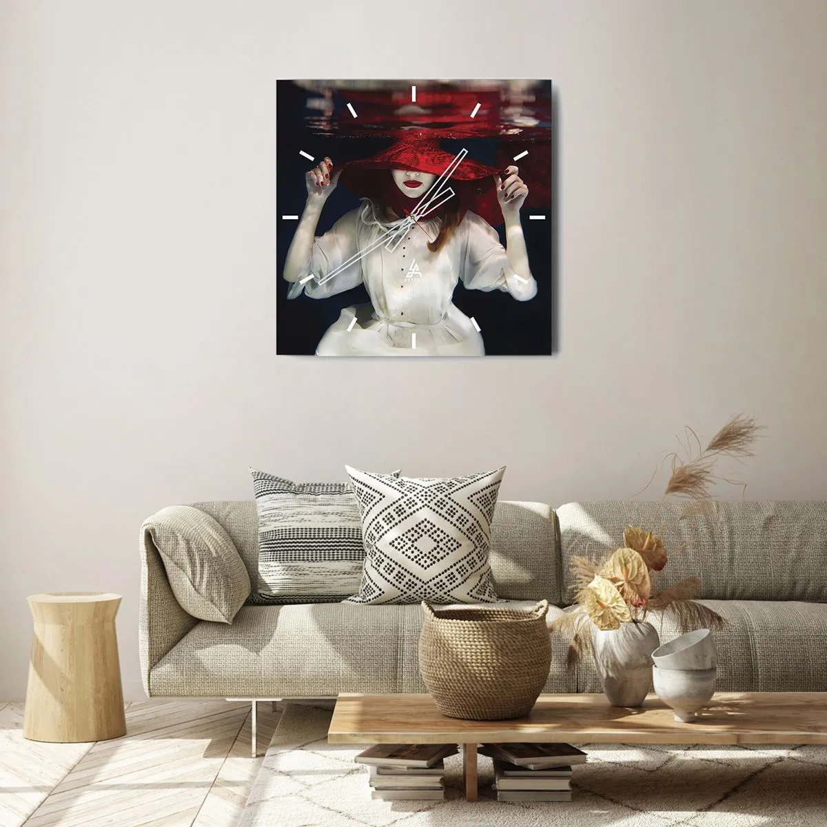 Orologio da parete - Orologio in Vetro - Una donna con un cappello rosso immersa nell'acqua - 30x30cm - Donnagatto - Decorazione murale moderna per soggiorno e camera da letto ARTTOR