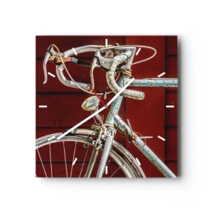 Orologio da parete - Orologio in Vetro - Una bicicletta d'epoca contro un muro di legno rosso - 30x30cm - Creata per la vittoria - Decorazione murale moderna per soggiorno e camera da letto ARTTOR