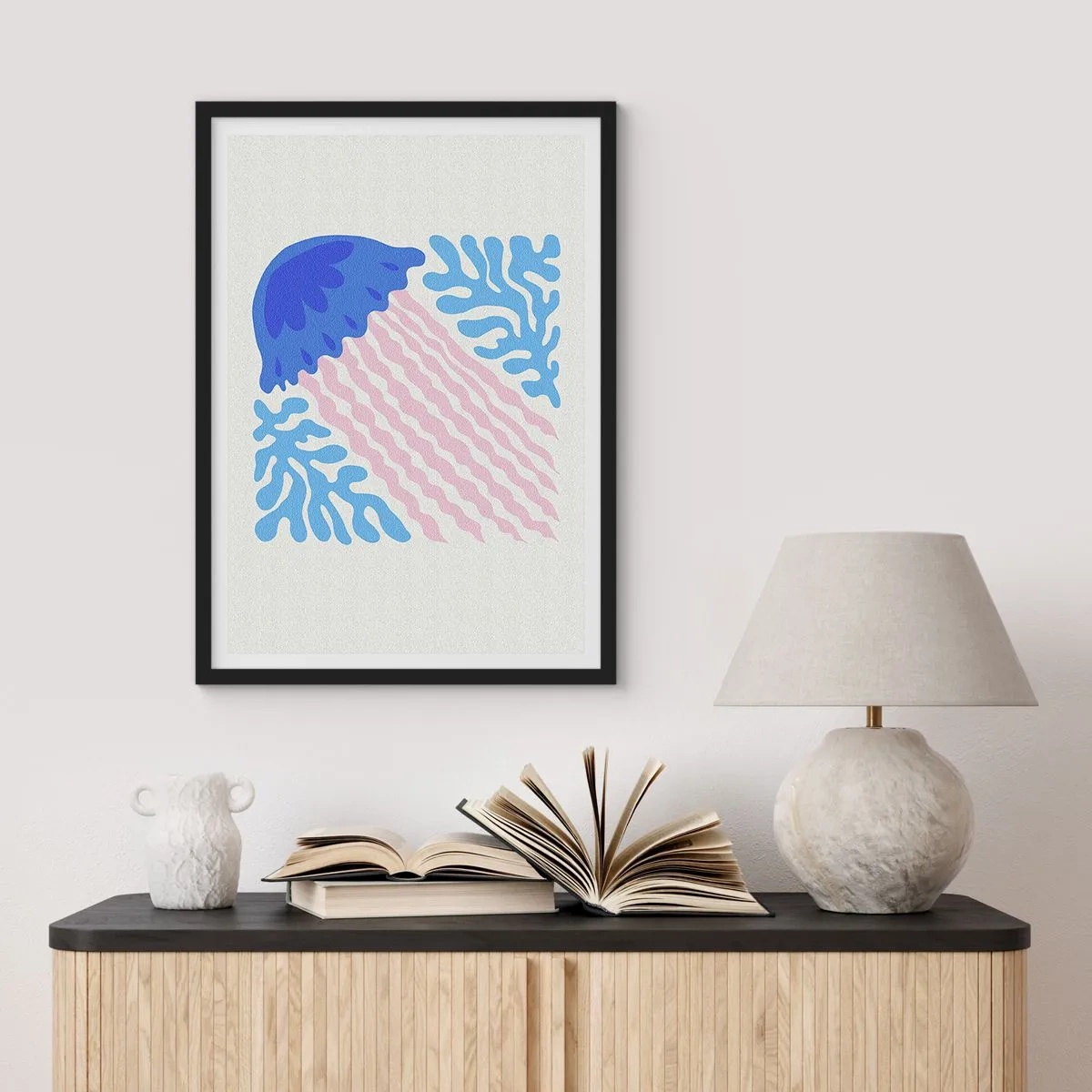 Poster in cornice nera - Medusa stilizzata circondata da vegetazione sottomarina - 50x70cm - Come di un altro mondo - Decorazione murale moderna per soggiorno e camera da letto ARTTOR