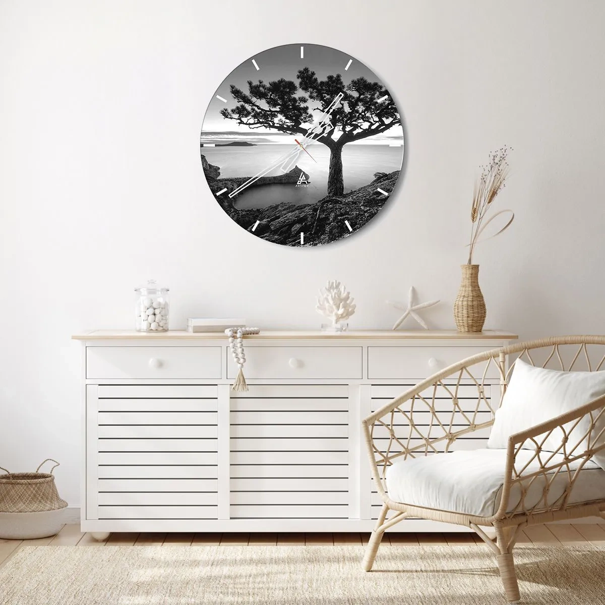 Orologio da parete - Orologio in Vetro - Un albero su una scogliera che domina il mare in bianco e nero - 30x30cm - Pace fino all'orizzonte - Decorazione murale moderna per soggiorno, cucina e camera da letto ARTTOR