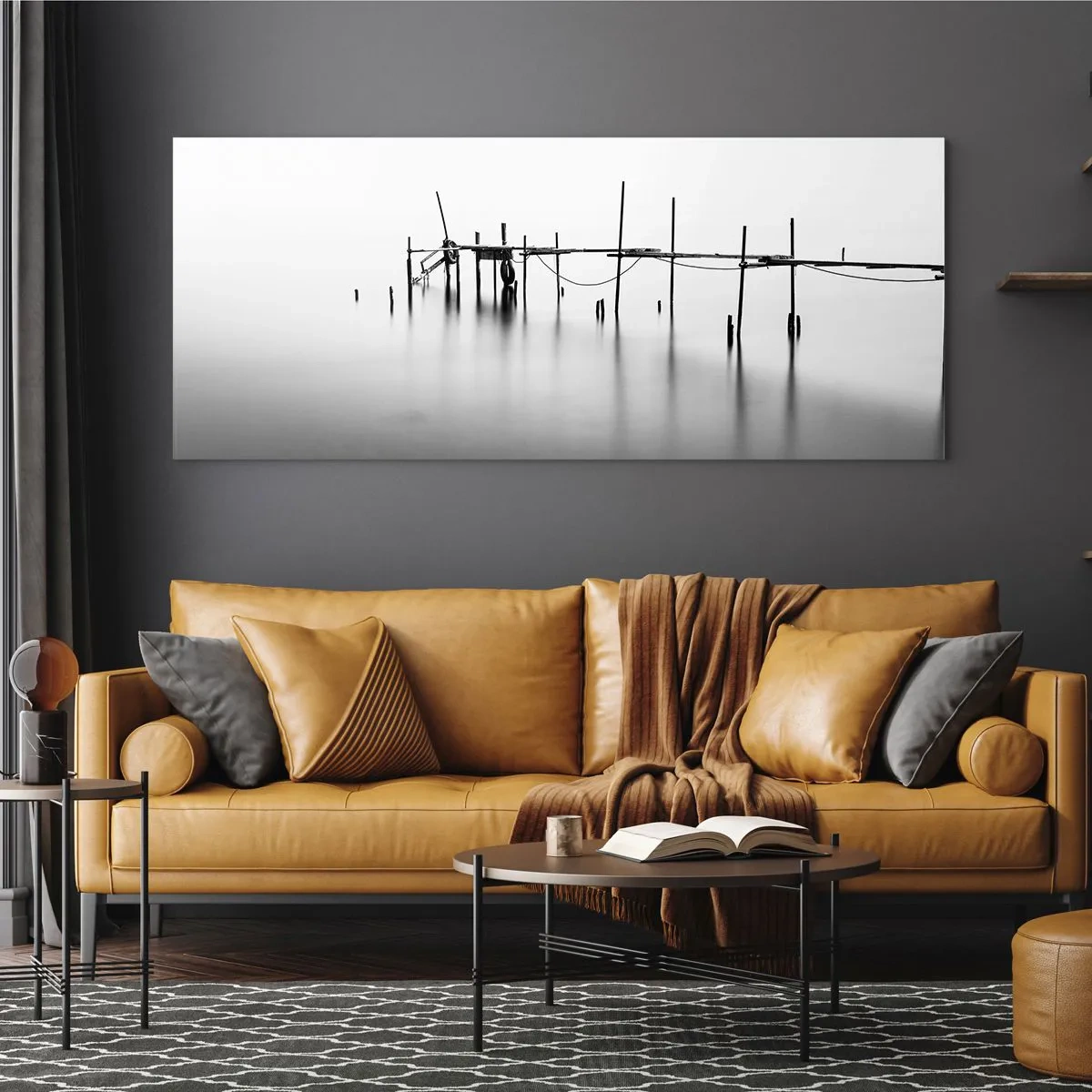 Quadro su vetro - Un molo bianco e nero immerso in un paesaggio nebbioso - 140x50cm - E se la luce non c'è? - Decorazione murale moderna per soggiorno e camera da letto ARTTOR