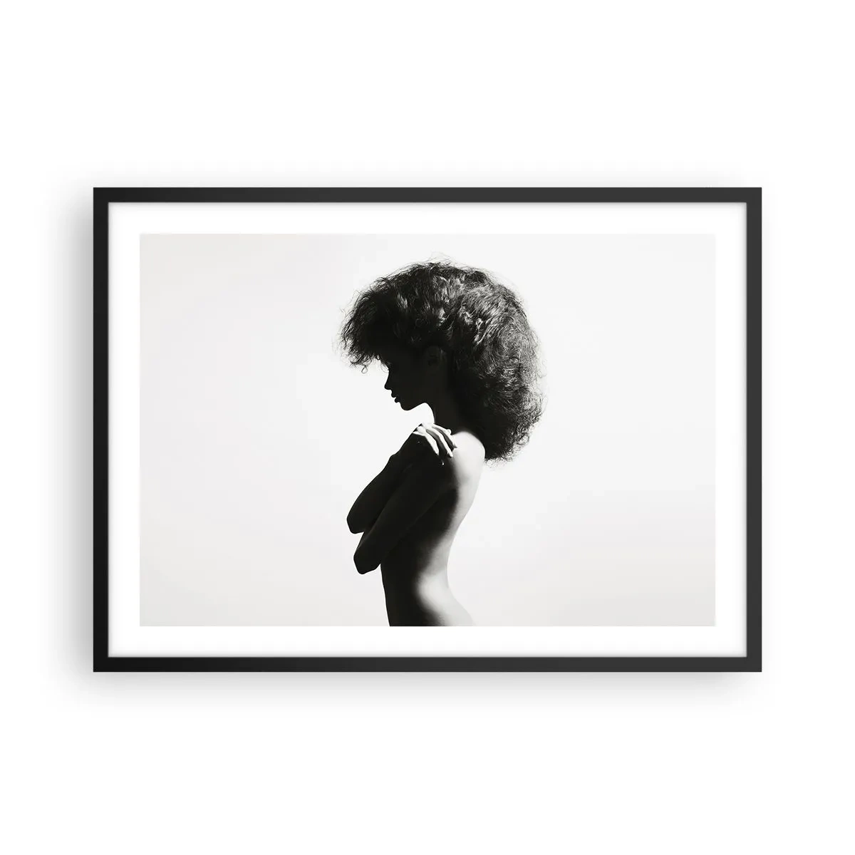 Poster in cornice nera - Una sottile silhouette di una donna in tonalità di bianco e nero su uno sfondo chiaro - 70x50cm - Come un fiore su un gambo snello - Decorazione murale moderna per soggiorno e camera da letto ARTTOR