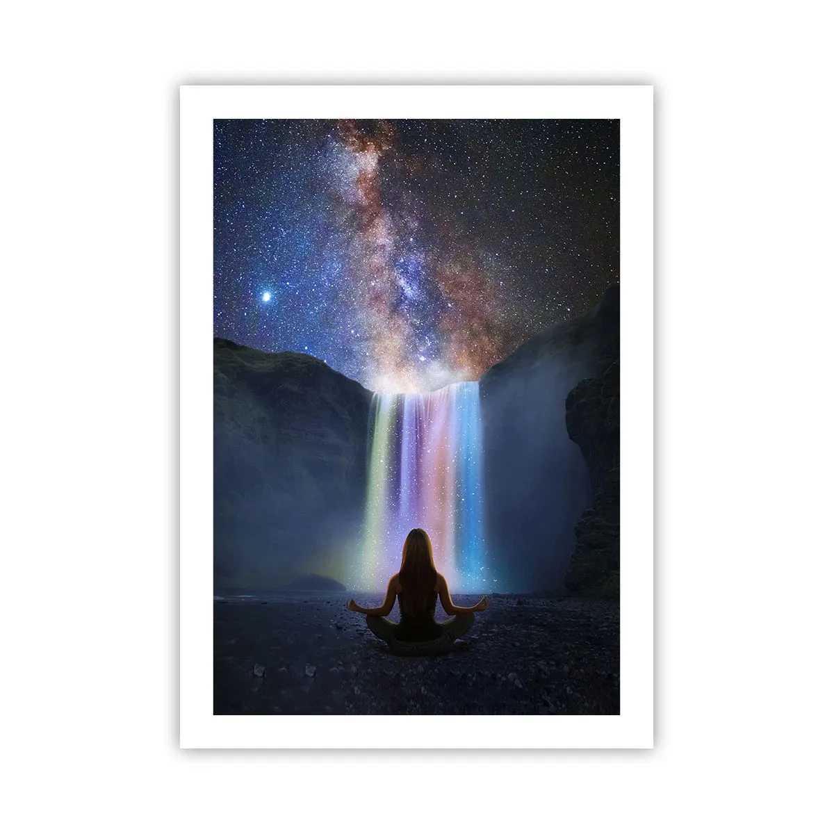 Poster - Una donna medita vicino a una cascata luminosa sotto un cielo stellato. - 50x70cm - Armonia assoluta - Decorazione murale moderna per soggiorno e camera da letto ARTTOR