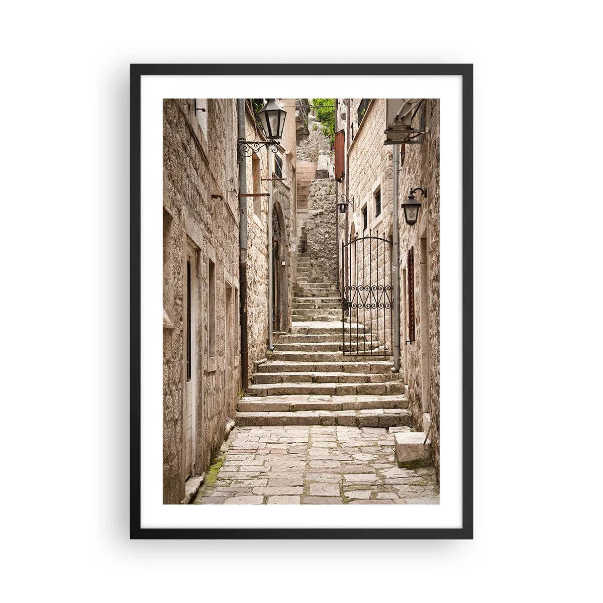 Poster in cornice nera - Una strada in pietra con scale e lanterne storiche - 50x70cm - Vecchio angolo magico - Decorazione murale moderna per soggiorno e camera da letto ARTTOR