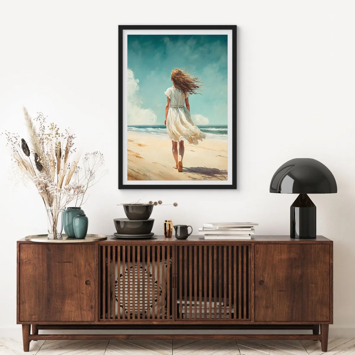 Poster in cornice nera - Una donna in abito bianco che cammina sulla spiaggia in riva al mare - 50x70cm - Dove sole e vento si incontrano - Decorazione murale moderna per soggiorno e camera da letto ARTTOR
