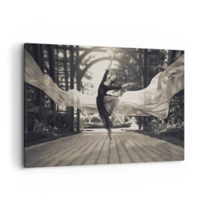 Quadro su tela - Stampe su Tela - Una ballerina con un abito svolazzante esegue un salto sullo sfondo di un giardino bianco e nero. - 100x70cm - La danza dello spirito del giardino - Decorazione murale moderna per soggiorno e camera da letto ARTTOR