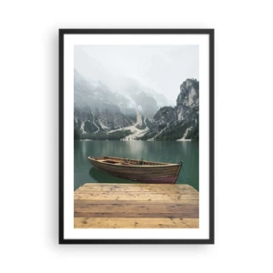 Poster in cornice nera - Una barca al molo con montagne e un lago sullo sfondo - 50x70cm - E attorno le fiere rocce - Decorazione murale moderna per soggiorno e camera da letto ARTTOR