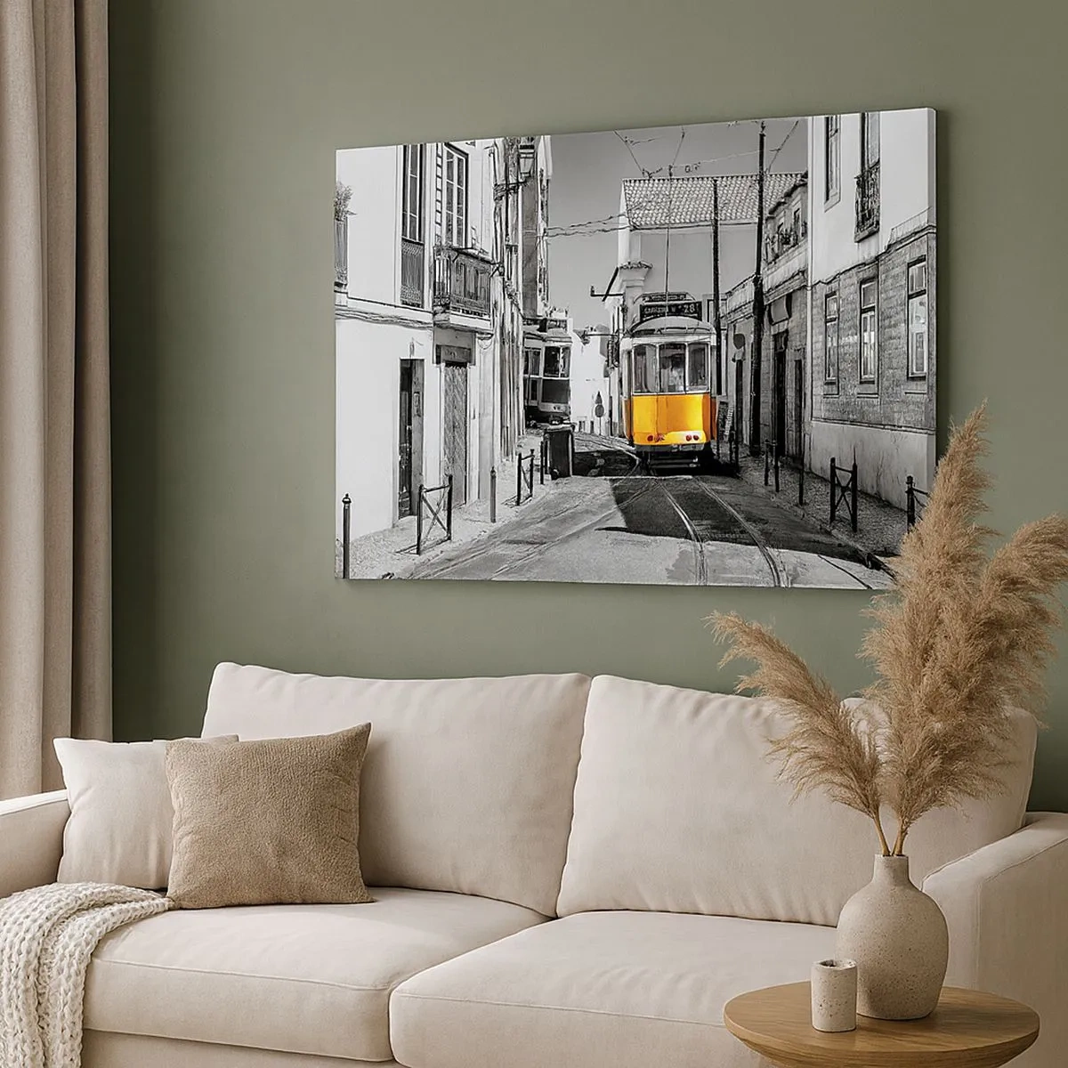 Quadro su tela - Stampe su Tela - Un tram giallo per le strade di Lisbona in un ambiente monocromatico - 70x50cm - Lo spirito di Lisbona - Decorazione murale moderna per soggiorno e camera da letto ARTTOR