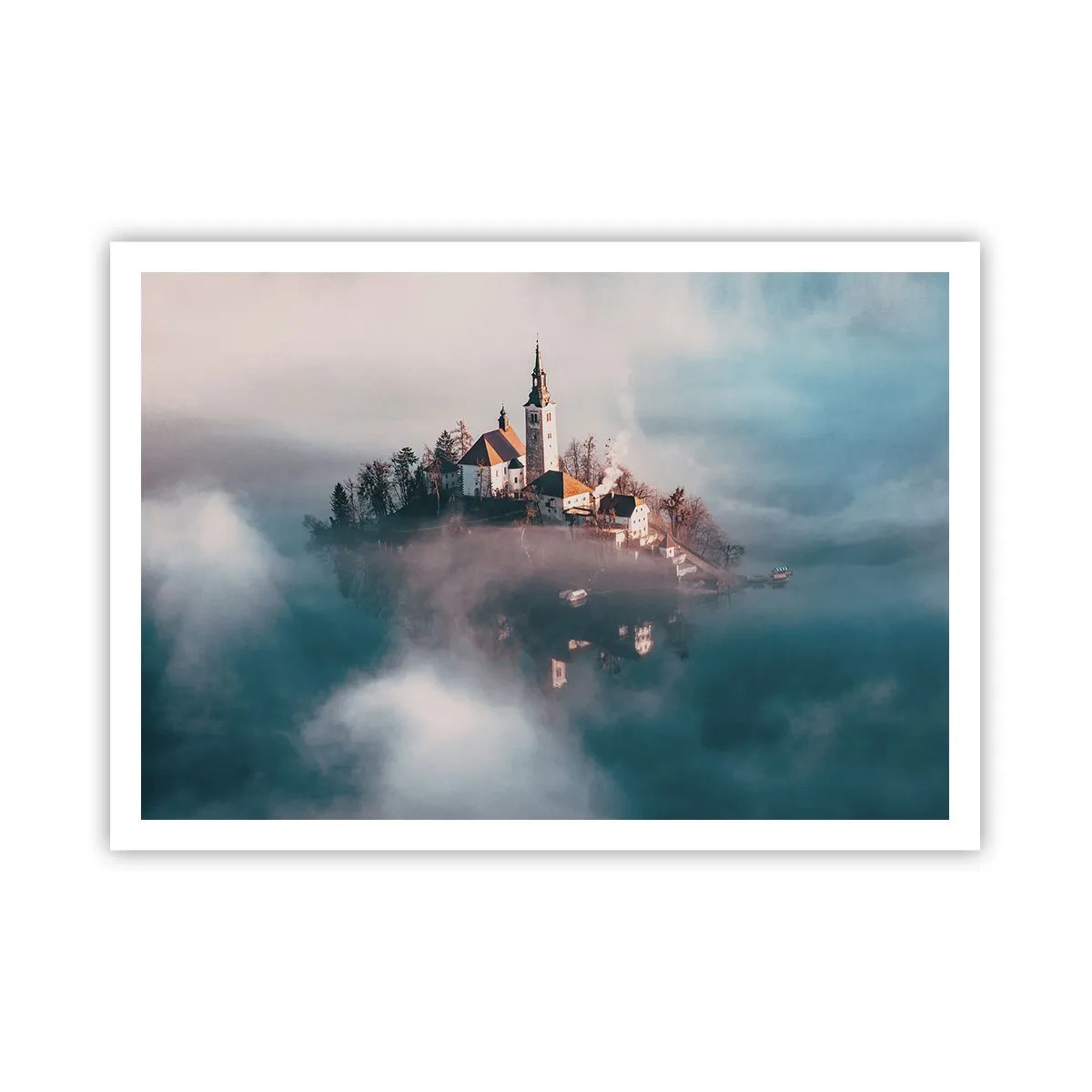Poster - Un'isola pittoresca con una chiesa circondata dalla nebbia - 100x70cm - L'isola dei sogni - Decorazione murale moderna per soggiorno e camera da letto ARTTOR