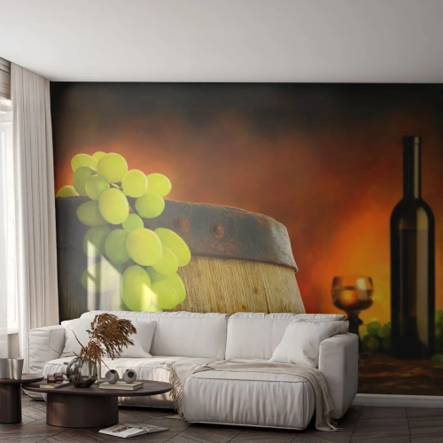 Fotomurali Premium Sand - Botte di legno con uva e una bottiglia di vino - 100x70cm - Natura morta con bottiglia di vino e acini d'uva - Decorazione murale moderna per soggiorno e camera da letto ARTTOR