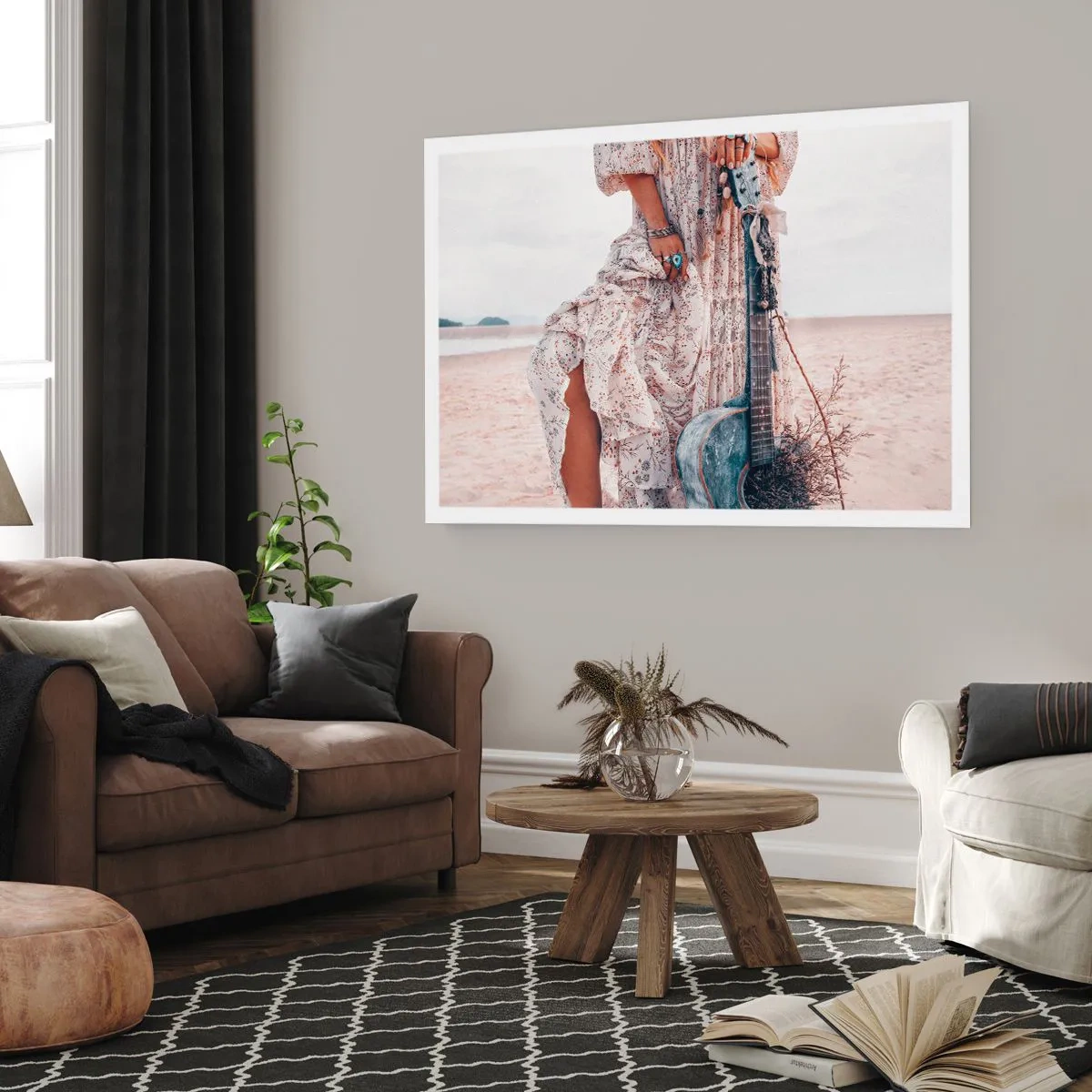 Poster - Donna in stile boho con chitarra sulla spiaggia - 100x70cm - Figli dei fiori in cammino - Decorazione murale moderna per soggiorno e camera da letto ARTTOR