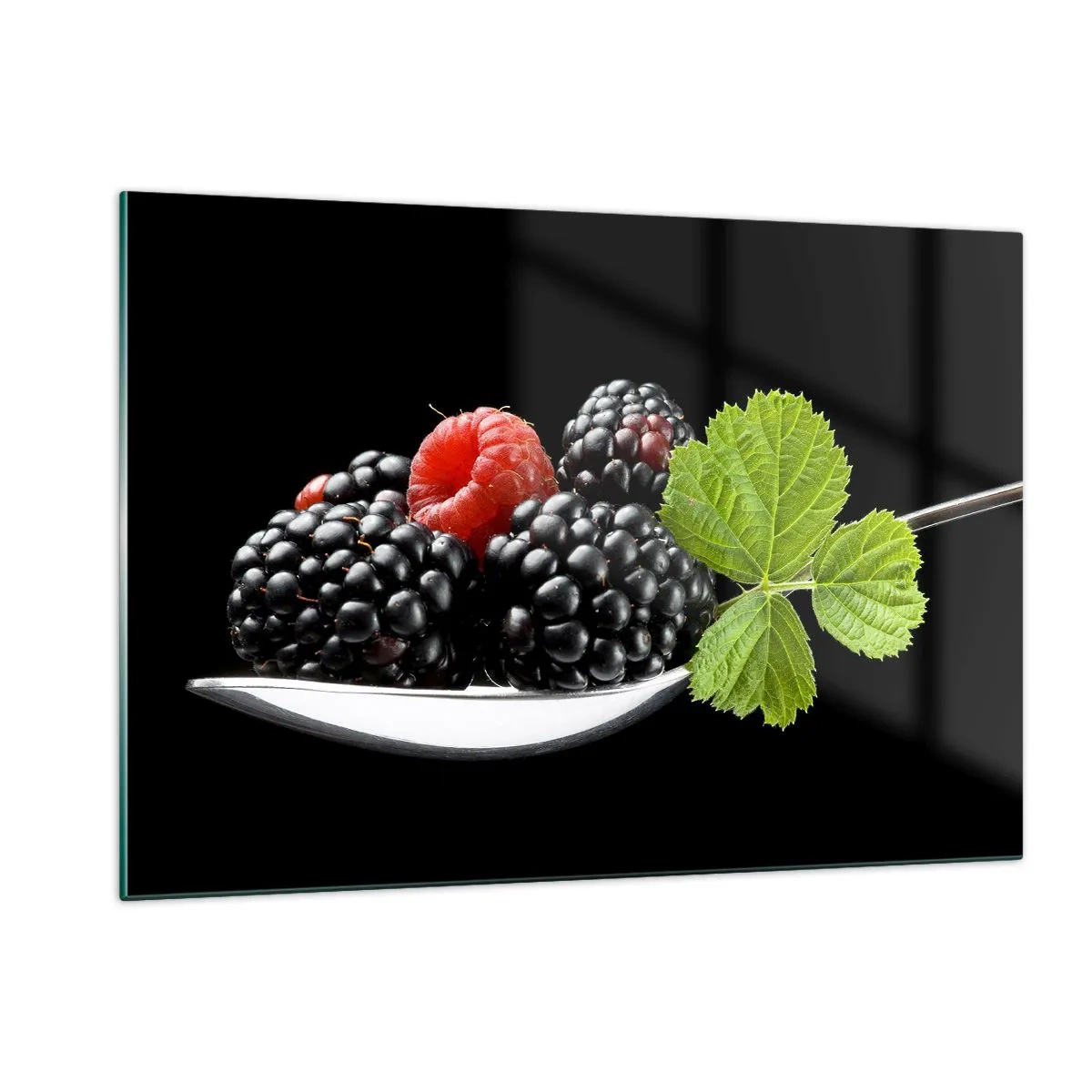 Quadro su vetro - Lamponi e more su un cucchiaio con una foglia verde su uno sfondo nero - 120x80cm - I sapori della freschezza - Decorazione murale moderna per soggiorno e camera da letto ARTTOR