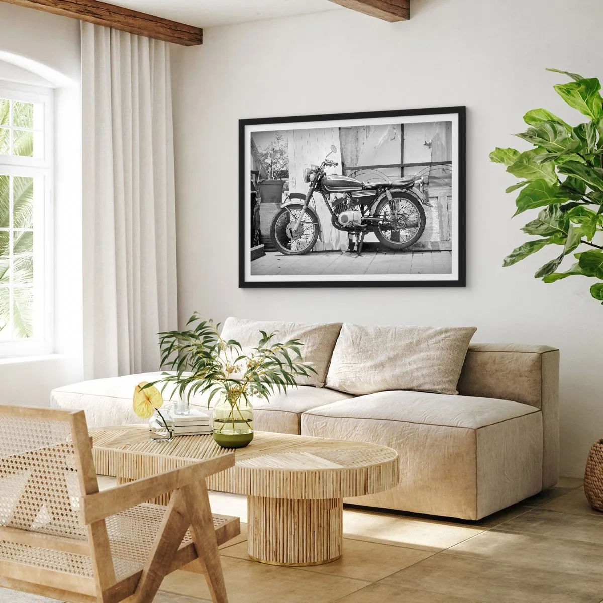 Poster in cornice nera - Foto in bianco e nero di una motocicletta classica - 70x50cm - La classicità sopra a tutto - Decorazione murale moderna per soggiorno e camera da letto ARTTOR