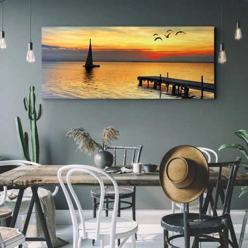 Quadro su tela - Stampe su Tela - Tramonto con barca a vela e molo su un lago calmo - 140x50cm - Il ritorno alla sera - Decorazione murale moderna per soggiorno e camera da letto ARTTOR