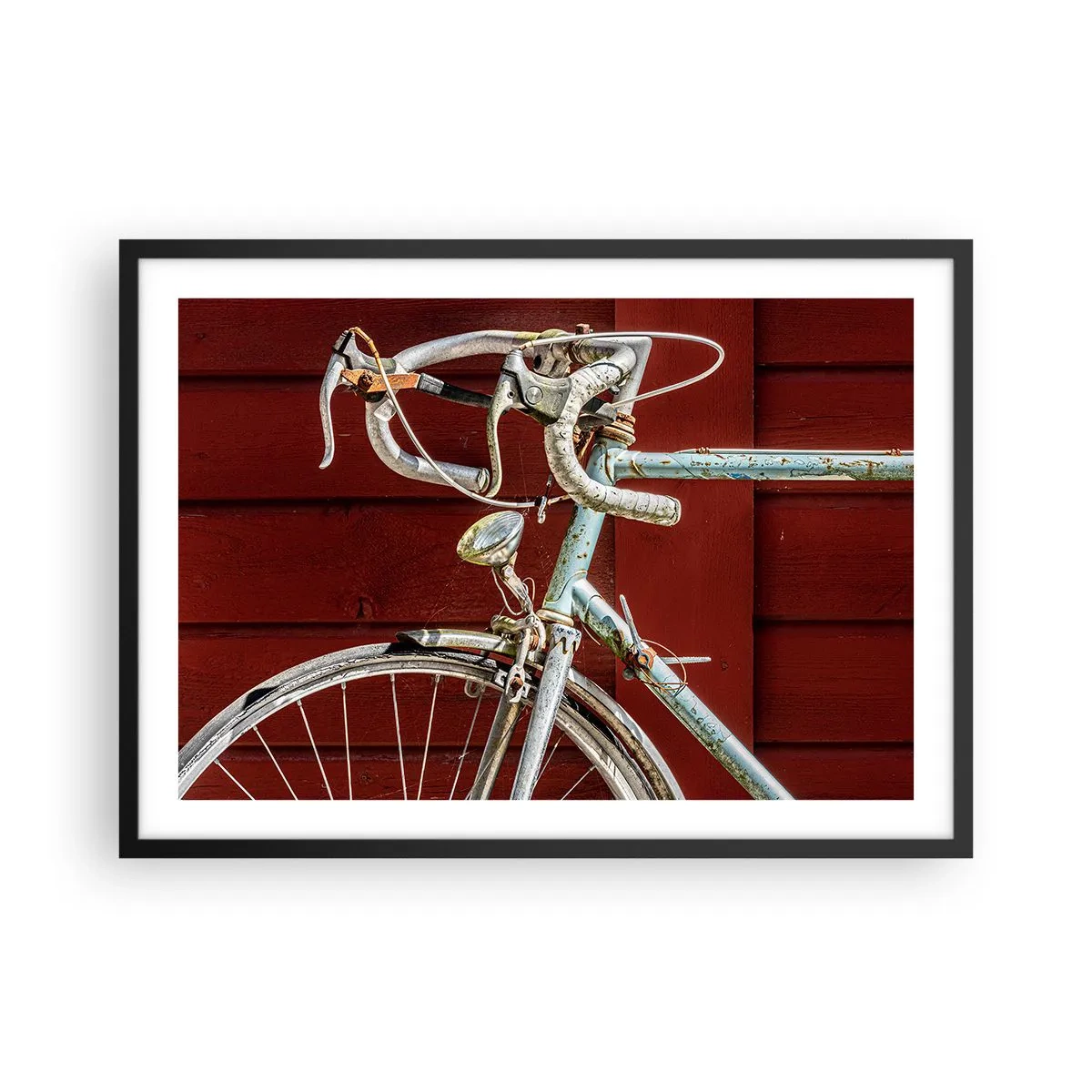 Poster in cornice nera - Una bicicletta d'epoca contro un muro di legno rosso - 70x50cm - Creata per la vittoria - Decorazione murale moderna per soggiorno e camera da letto ARTTOR