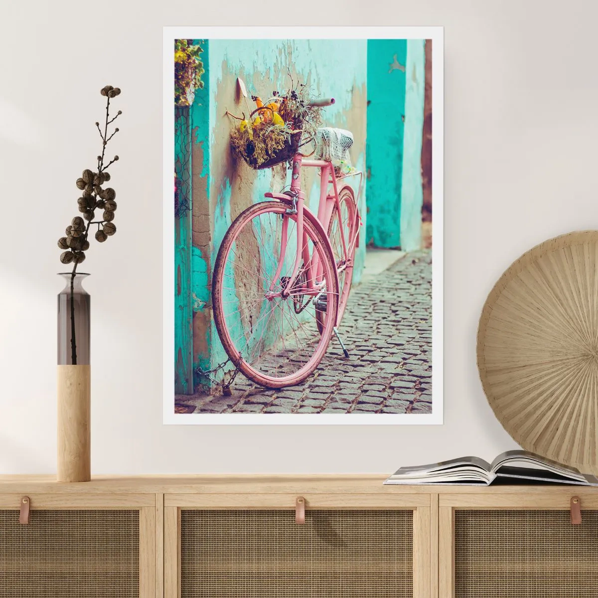 Poster - Una bicicletta rosa con un cestino su una strada rustica - 50x70cm - Torno subito - Decorazione murale moderna per soggiorno e camera da letto ARTTOR