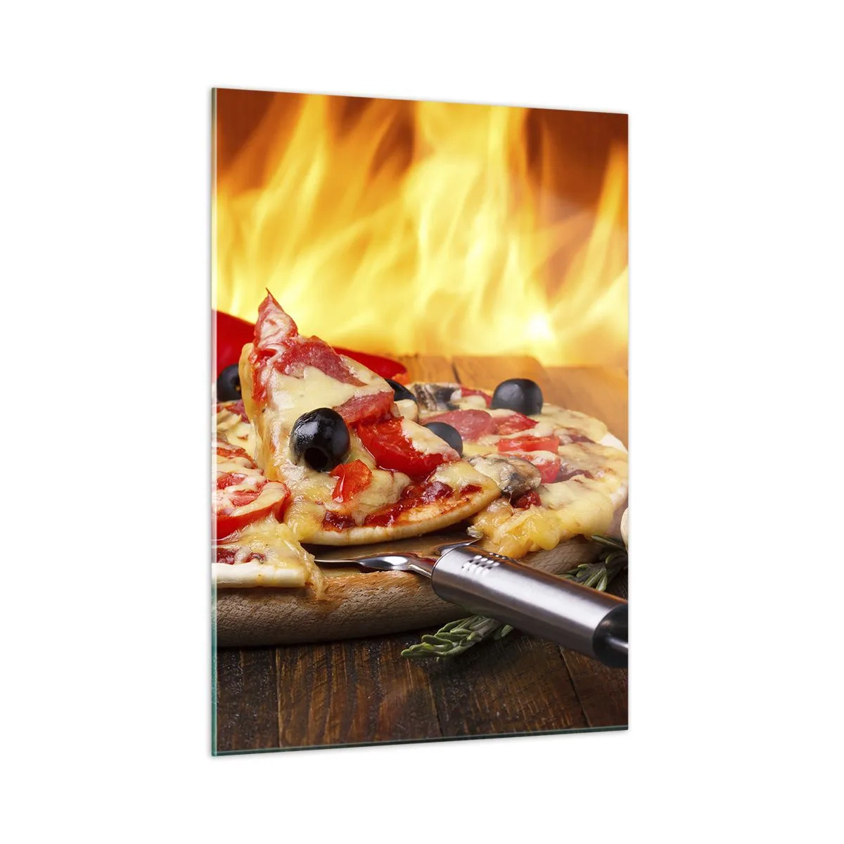 Quadro su vetro - Pizza con olive sullo sfondo delle fiamme del fuoco - 50x70cm - From Italy with love - Decorazione murale moderna per soggiorno e camera da letto ARTTOR