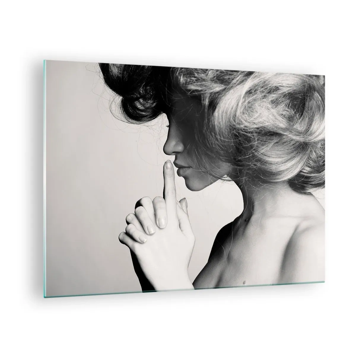 Quadro su vetro - Una donna in una fotografia in bianco e nero che chiede silenzio - 70x50cm - Ascoltando se stessa - Decorazione murale moderna per soggiorno e camera da letto ARTTOR